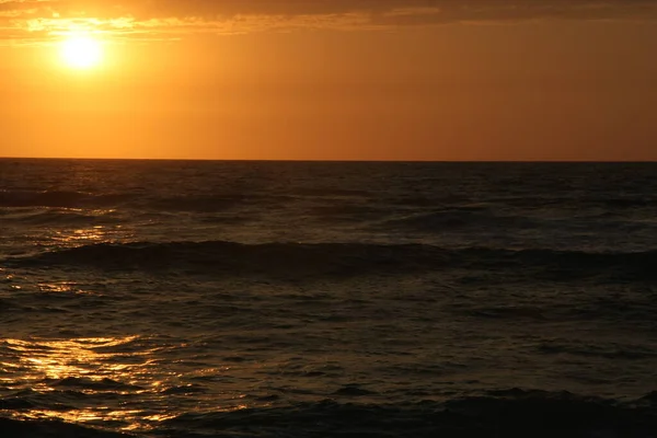 Fransa 'da, Les Landes plajından güzel bir gün batımı.