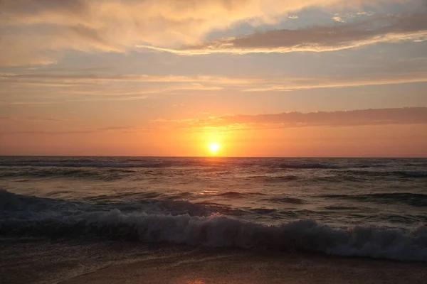 Fransa 'da, Les Landes plajından güzel bir gün batımı.