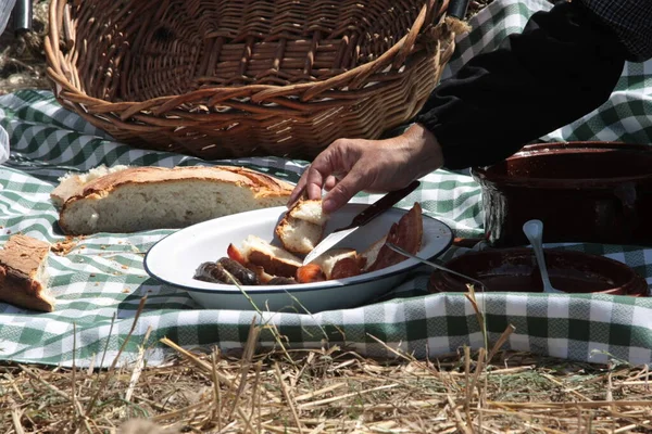 Buğday biçtikten sonra kırsalda öğle yemeği..
