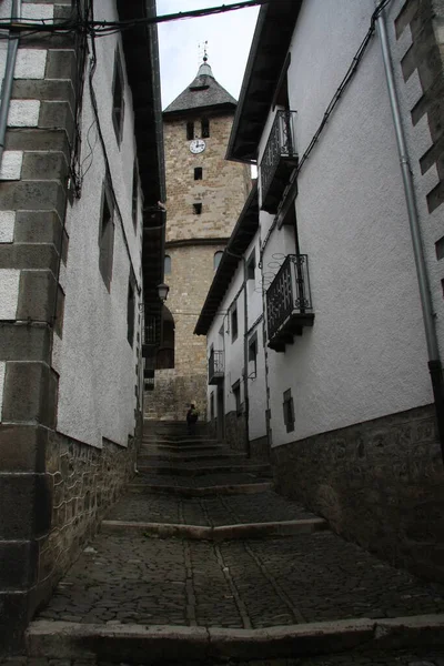 Navarrese Pireneleri 'ndeki bir köyde dar sokaklar