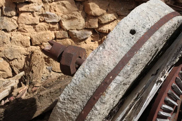 Eski bir su değirmeninin kalıntıları.