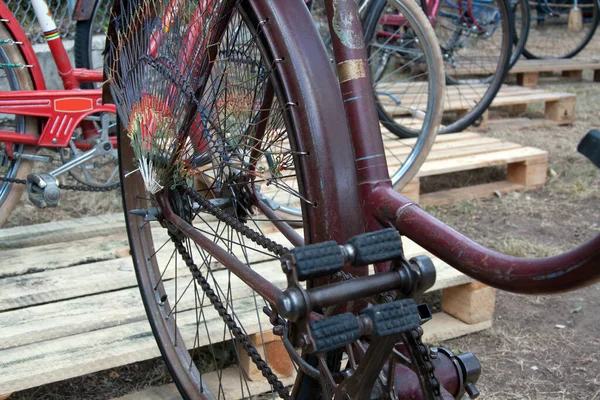 Eski bir bisikletin tekerlek ve pedal detayı