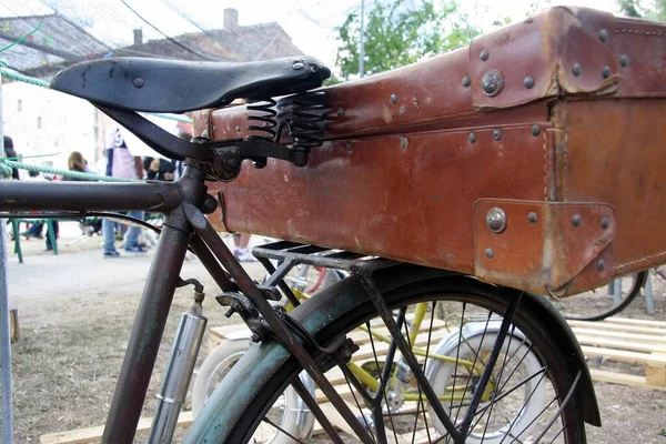 Vieux Vélo Avec Vieille Valise — Photo