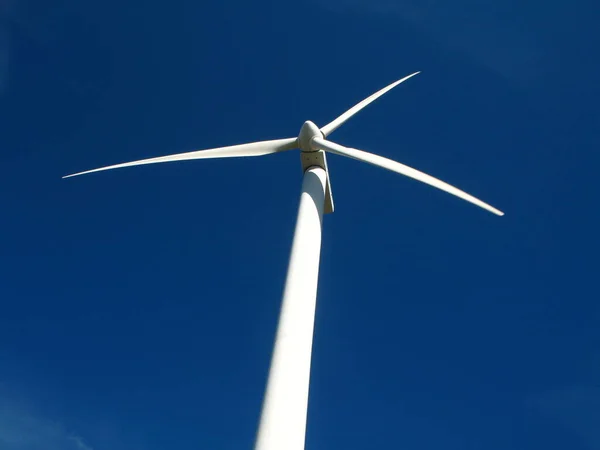 Üsten rüzgar türbini görünüyor.