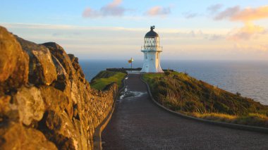 Cape Reinga deniz feneri, North Island, Northland, Yeni Zelanda, Pasifik Okyanusu, Tasman Denizi güneş doğarken