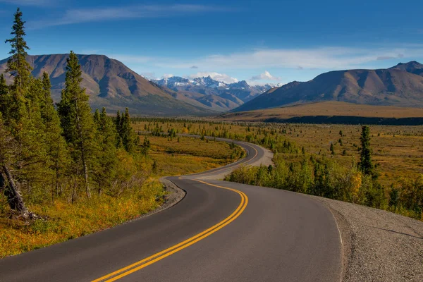 Denali εθνικά Park και διατηρήστε σε εθνική οδό, τον τουρισμό, Αλάσκα, Βόρεια Αμερική, Ηνωμένες Πολιτείες της Αμερικής, άγριας ζωής βλέποντας, Πεζοπορία — Φωτογραφία Αρχείου