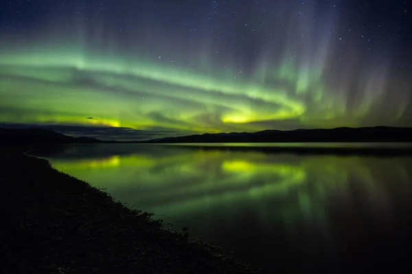 Μαγική βραδιά στο Morley λίμνη που βρίσκεται μεταξύ των συνόρων της British Columbia και Yukon, Καναδάς, Βόρεια Αμερική — Φωτογραφία Αρχείου