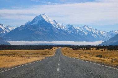 Lake Pukaki yolda Sceninc ta altında Güney Alpler'in Yeni Zelanda en yüksek dağı Mt Cook, Aoraki ile gider