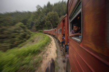Sri Lanka'da tren seyahat ülkeyi görmek için her iki güzel ve uygun fiyatlı ve bir yoldur, hiçbir gezi Ella trenden Kandy için daha doğal