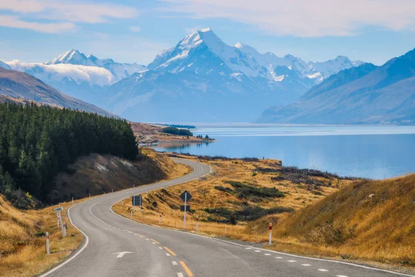 Lake Pukaki yolda Sceninc ta altında Güney Alpler'in Yeni Zelanda en yüksek dağı Mt Cook, Aoraki ile gider