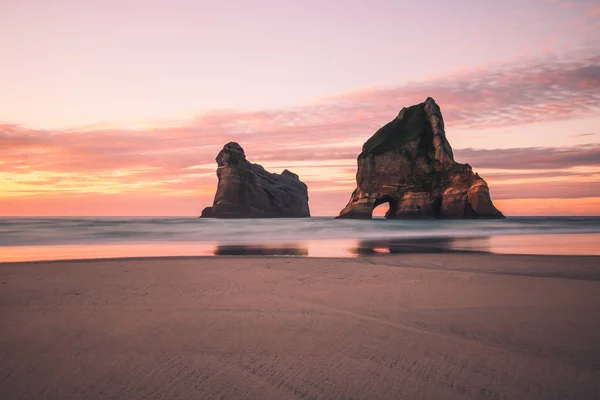 Wharariki Beach is a beach west of Cape Farewell, the northernmost point of the South Island of New Zealand — Stock Photo, Image