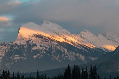 Banff şehir dışında göllerin ikonik Mt. Rundle muhteşem manzaralıdır ve gündoğumu ve günbatımı her yıl mevsim izlemek için popüler bir yerdir