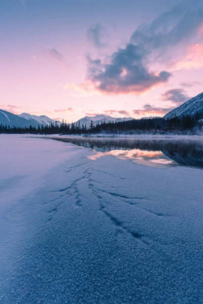 Las Afueras Ciudad Banff Estos Lagos Ofrecen Espectaculares Vistas Del — Foto de Stock