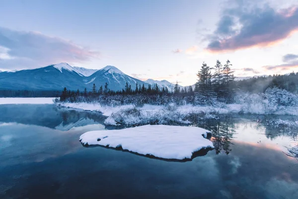 Jen Mimo Město Banff Tyto Jezera Nabízejí Nádherný Výhled Kultovní — Stock fotografie
