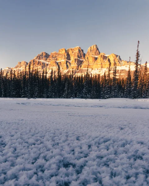Puesta de sol de invierno en Castle Mountain, Banff National Park, Travel Alberta, Radium Hot Springs, Canada, Canadian Rockies, Rocky Mountains — Foto de Stock