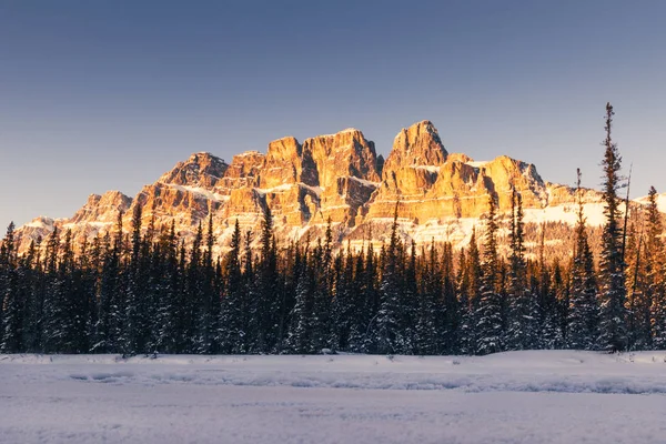Puesta de sol de invierno en Castle Mountain, Banff National Park, Travel Alberta, Radium Hot Springs, Canada, Canadian Rockies, Rocky Mountains — Foto de Stock