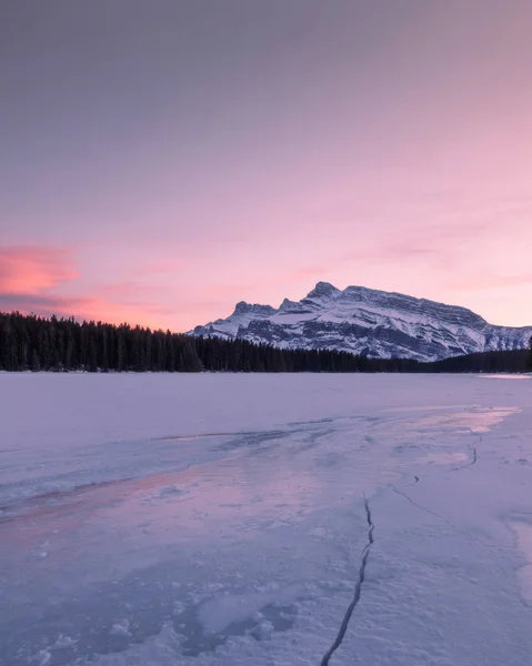 Two Jack Lakeside Está Estrada Loop Lake Minnewanka Cidade Banff — Fotografia de Stock