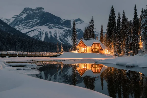 Lodge Jest Dwadzieścia Minut Zachód Lake Louise Pierwotnie Zbudowany 1902 — Zdjęcie stockowe