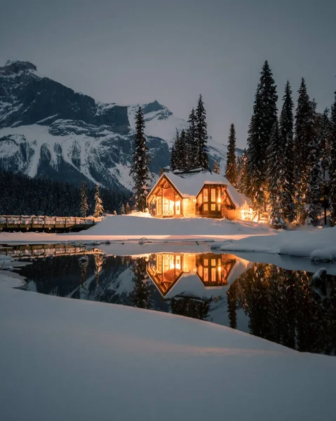 Lodge Lake Louise batısında Yirmi dakikadır. İlk olarak 1902 yılında Kanada Pasifik Demiryolu ile inşa tarihi bu özellik 24 dağ evi tarzı kabin içinde yer alan 85 konforlu birimleri içerir.