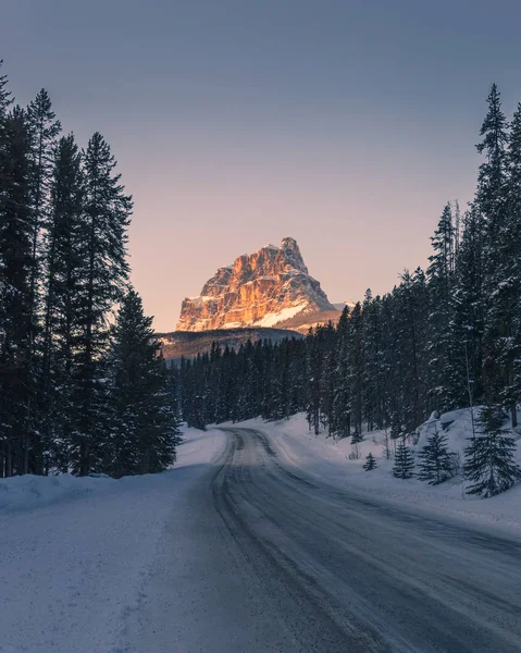 Альтернативным Маршрутом Является Медленный Узкий Извилистый Bow Valley Parkway Проходит — стоковое фото