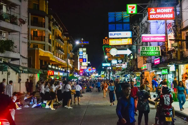 バンコク タイの観光客 バックパッカー カオサン通りナイト マーケットに訪れた カオサン通りはバンコクで有名な低予算のホテルやゲストハウス エリアです — ストック写真