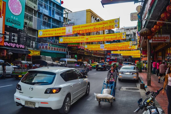 Бангкок Таиланд Оживленная Городская Улица Час Пик Множеством Указателей Указателей — стоковое фото