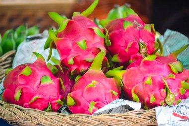 Sokakta Tay gıda popüler ve Keçe Tay ve Tom Yum karides çeşitli köriler daha az olmamak, satmak. Böcek, taze kurbağa, sebze, meyve ve çok daha fazlası.