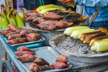 Sokakta Tay gıda popüler ve Keçe Tay ve Tom Yum karides çeşitli köriler daha az olmamak, satmak. Böcek, taze kurbağa, sebze, meyve ve çok daha fazlası.