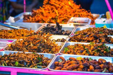 Sokakta Tay gıda popüler ve Keçe Tay ve Tom Yum karides çeşitli köriler daha az olmamak, satmak. Böcek, taze kurbağa, sebze, meyve ve çok daha fazlası.