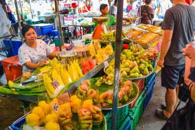 Bangkok, Tayland, Asya 17 Kasım 2016, sokakta Tay gıda popüler ve Keçe Tay ve Tom Yum karides çeşitli köriler daha az olmamak, satmak. Böcek, taze kurbağa, sebze, meyve.