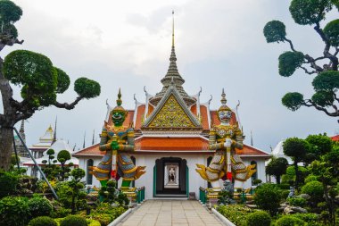 WAT Arun, Wat Arunrajawararam, Bangkok. Tay Tapınak, gates bu, Tayland, Thailand, nehir Tapınağı koruyan dev veliler ile.