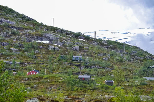 Trolltunga, Odda, Norsko: 21. Červen 2016, horské chaty a čou — Stock fotografie