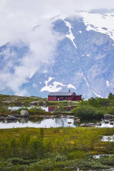 Trolltunga, Odda, Norvégia: 21. Június 2016, hegyi kabinok és Hou — Stock Fotó