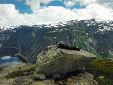 Trolltunga, Odda, Norveç 21. Haziran 2016, Yürüyüşçüler yürüyüş tra