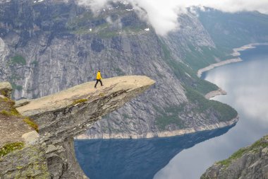 Trolltunga, Odda, Norveç 21. Haziran 2016, Yürüyüşçüler yürüyüş tra