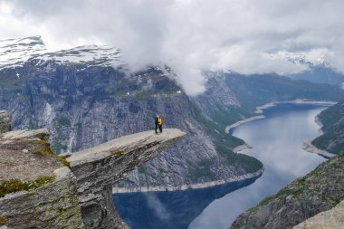 Trolltunga, Odda, Norveç 21. Haziran 2016, Yürüyüşçüler yürüyüş tra