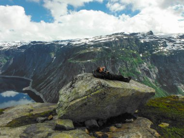 Trolltunga, Odda, Norveç 21. Haziran 2016, Yürüyüşçüler yürüyüş tra