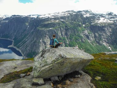Trolltunga, Odda, Norveç 21. Haziran 2016, Yürüyüşçüler yürüyüş tra