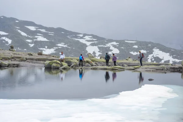 Trolltunga, Odda, Norsko 21. Červen 2016, Pěší turisté — Stock fotografie