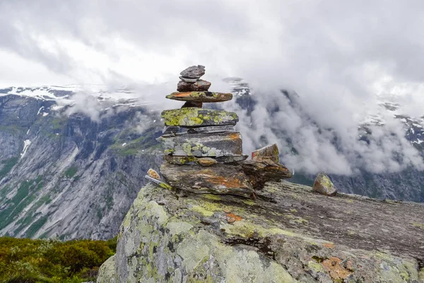 Caminata de trolltunga, Lago Ringedalsvatnet, Noruega, Hermoso scandin — Foto de Stock