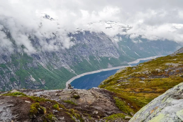 Trolltunga caminhada, Lago Ringedalsvatnet, Noruega, Candim bonito — Fotografia de Stock