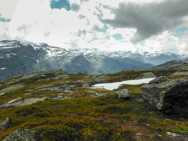 Trolltunga kirándulás, Lake Ringedalsvatnet, Norvégia, Beautiful scandin — Stock Fotó