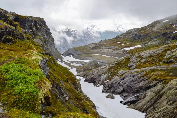 Trolltunga-wandeling, meer Ringedalsvatnet, Noorwegen, mooie scandin — Stockfoto