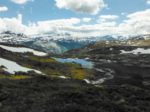 Πεζοπορία στο τρολ, λίμνη Ringedalsvatnet, Νορβηγία, όμορφη σκανδαλίδα — Φωτογραφία Αρχείου