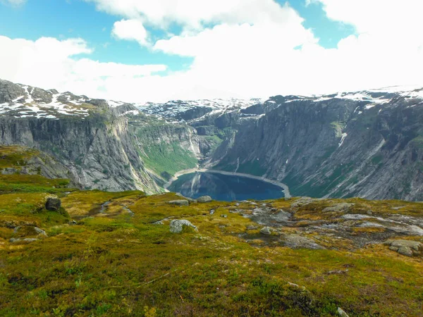 Trolltunga caminhada, Lago Ringedalsvatnet, Noruega, Candim bonito — Fotografia de Stock