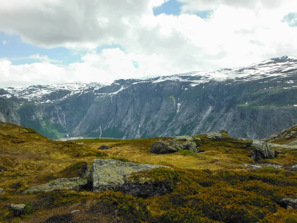 Wycieczka Trolltunga, jezioro Ringedalsvatnet, Norwegia, piękne skandin — Zdjęcie stockowe