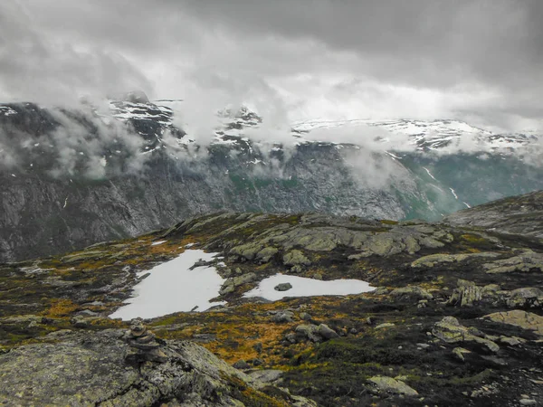 Πεζοπορία στο τρολ, λίμνη Ringedalsvatnet, Νορβηγία, όμορφη σκανδαλίδα — Φωτογραφία Αρχείου