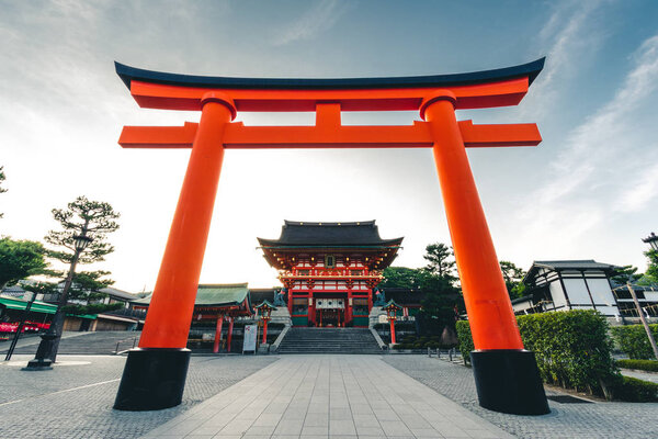 Fushimi Inari Shrine is an important Shinto shrine in southern K