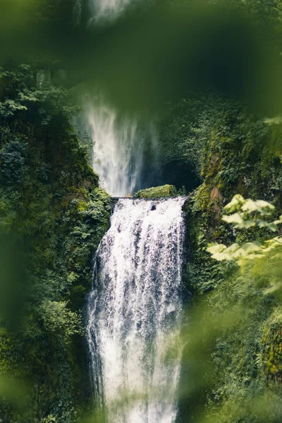 Multnomah Falls, Oregon, Amerikai Egyesült Államok. A vízesés a — Stock Fotó