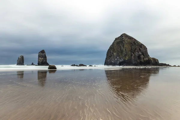 Cannon Beach es una ciudad ubicada en el condado de Clatsop en el estado estadounidense de Oregon. , — Foto de Stock